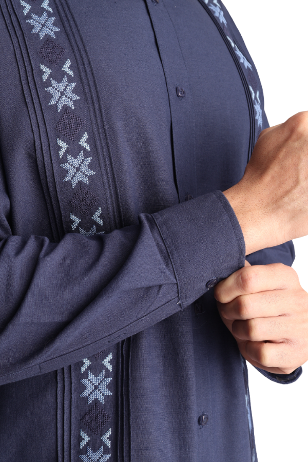 Guayabera Con Alforzas Manga Larga Bordado Color Azul Marino Para Hombre